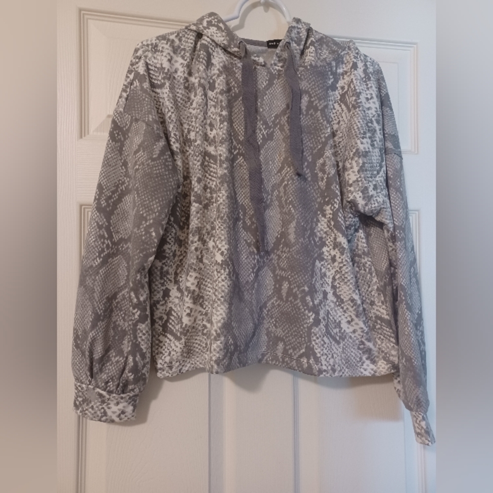 Zoe + Phoebe Womens Size L Snake Skin Print Gray & White Hooded Sweatshirt